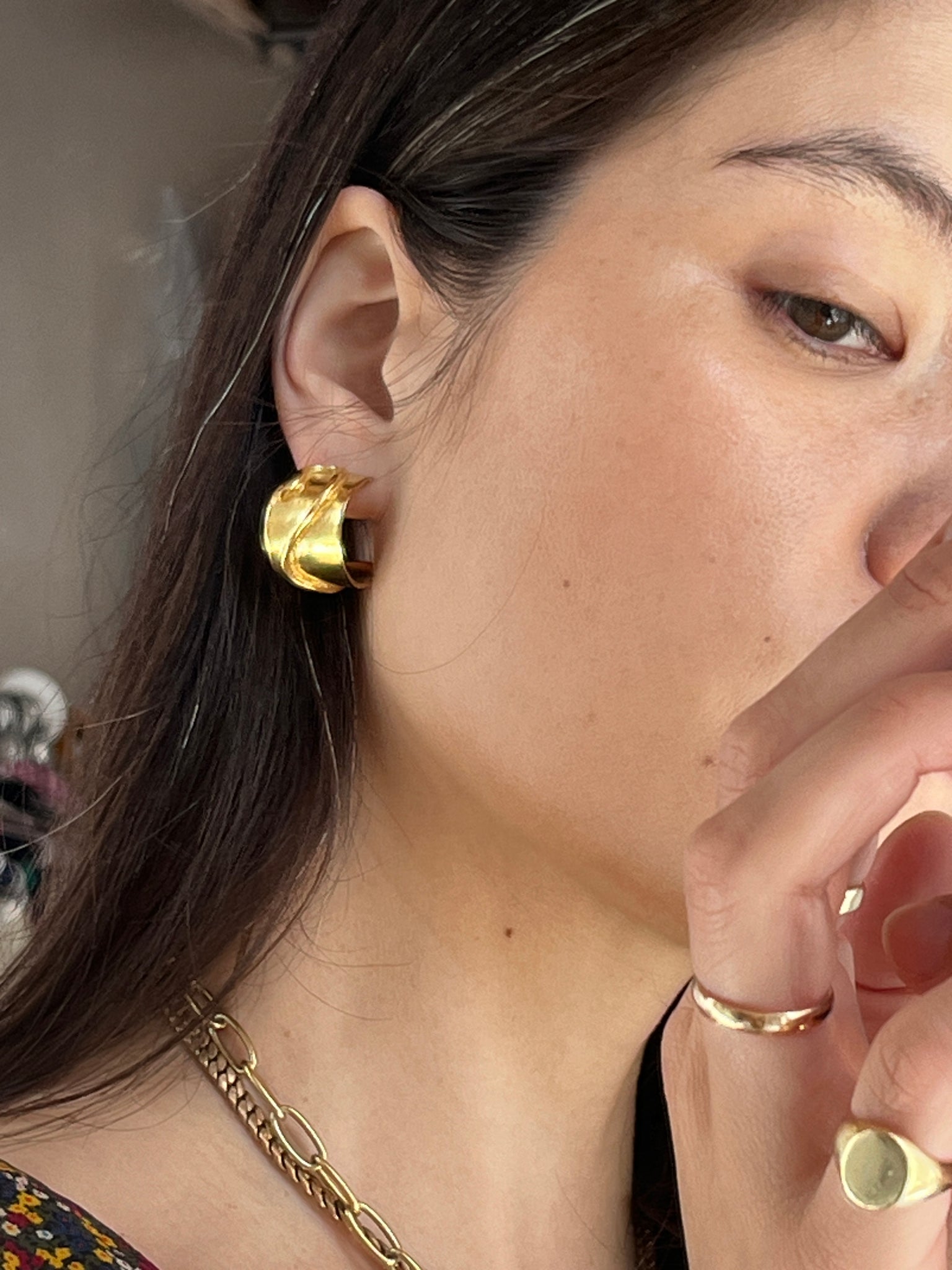 Ysso gold sculpted hoop earring