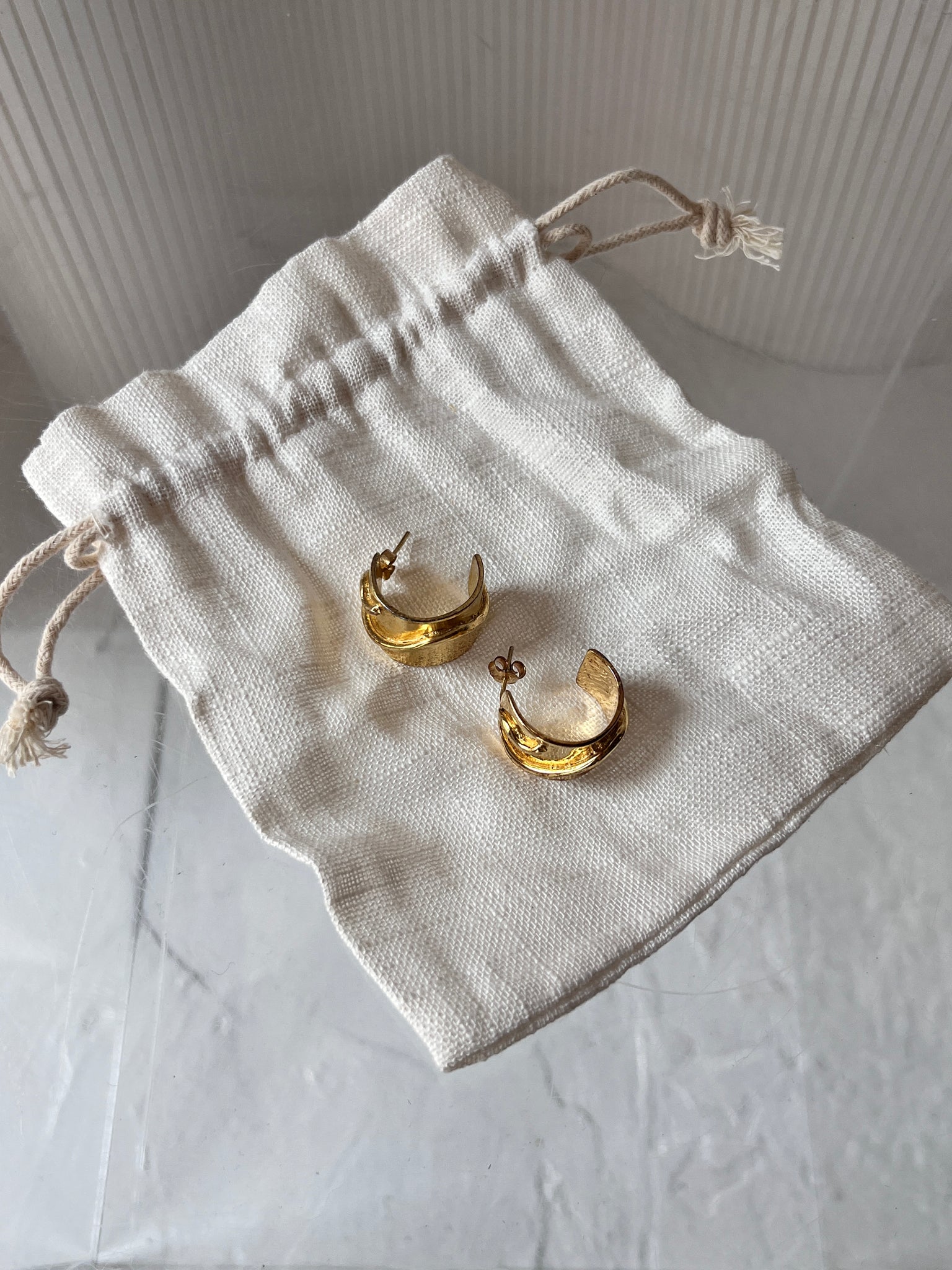 Ysso gold sculpted hoop earring