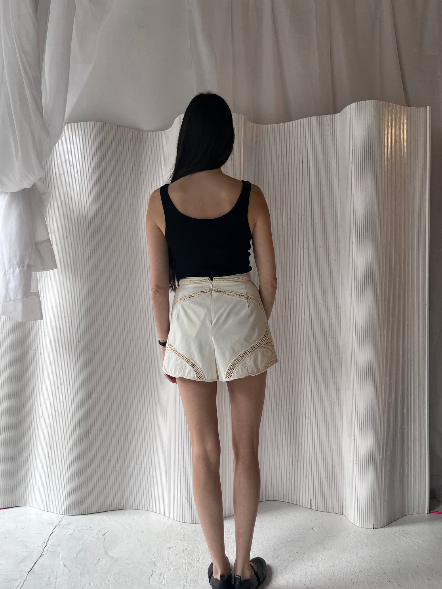 White woven short