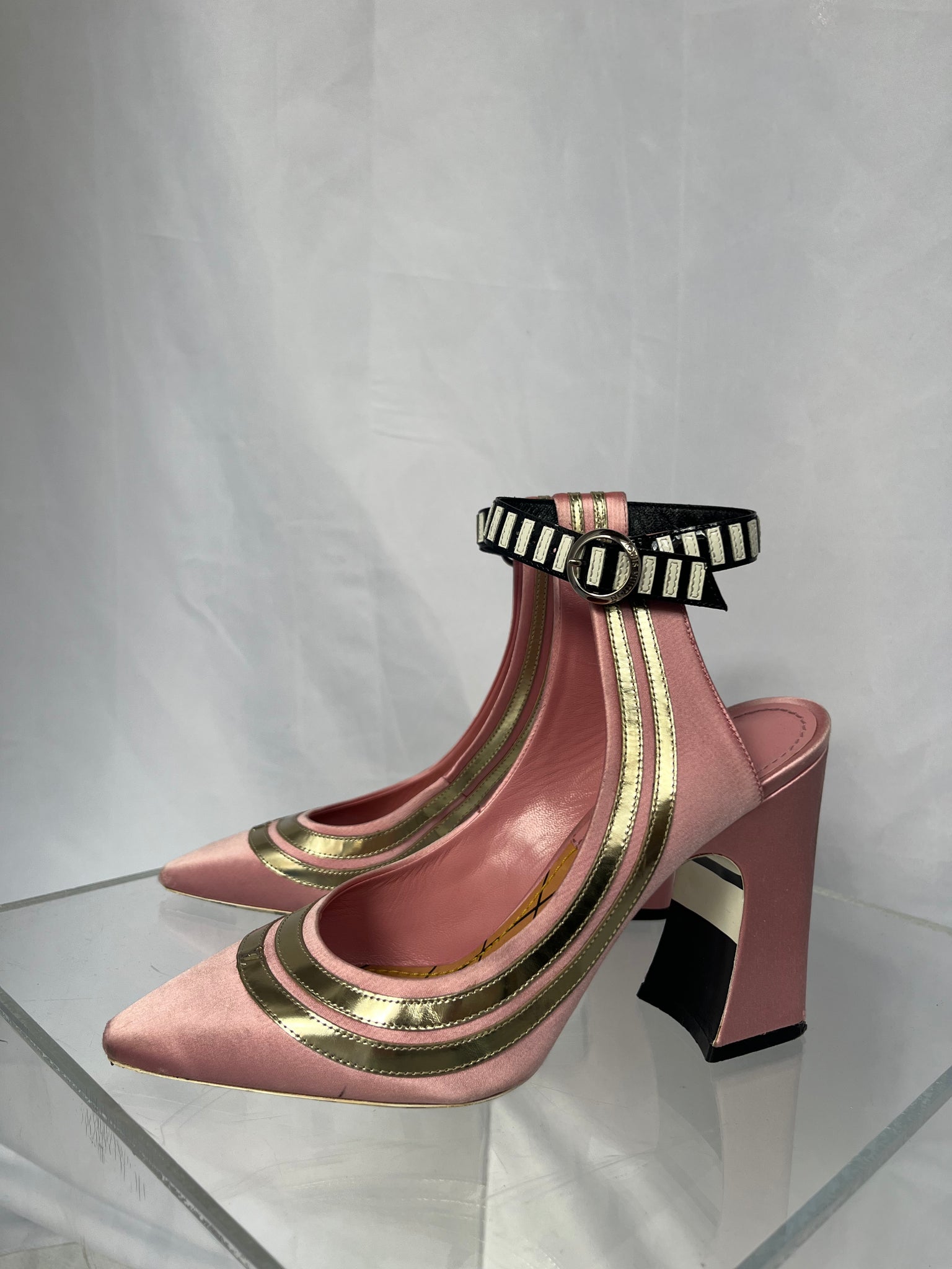 Louis vuitton pink satin pump