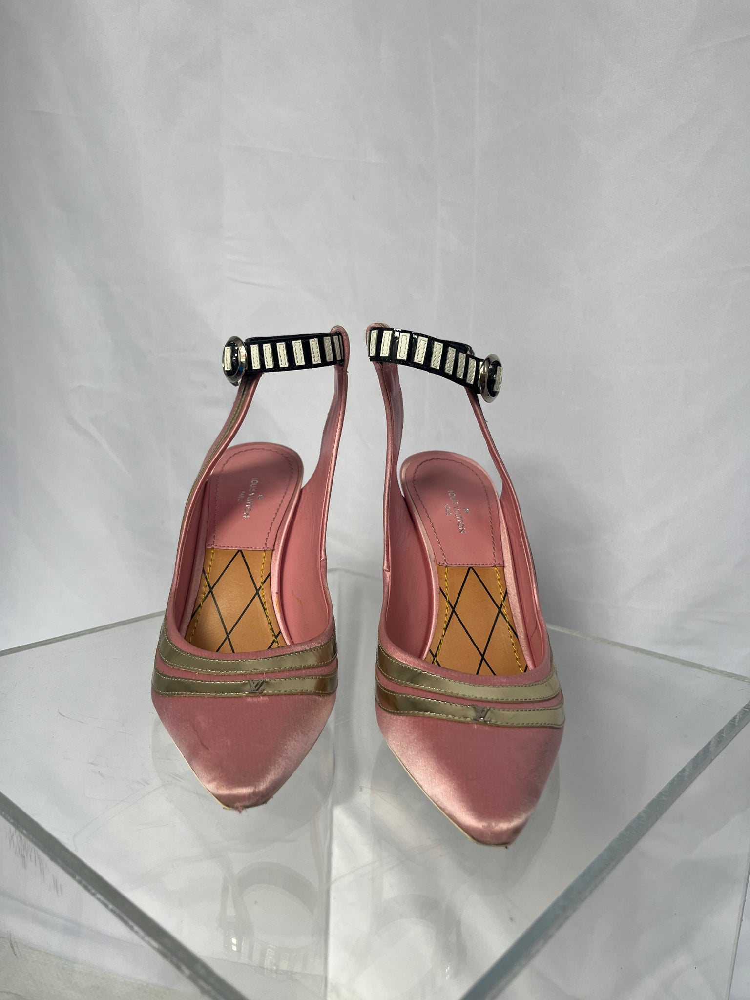 Louis vuitton pink satin pump