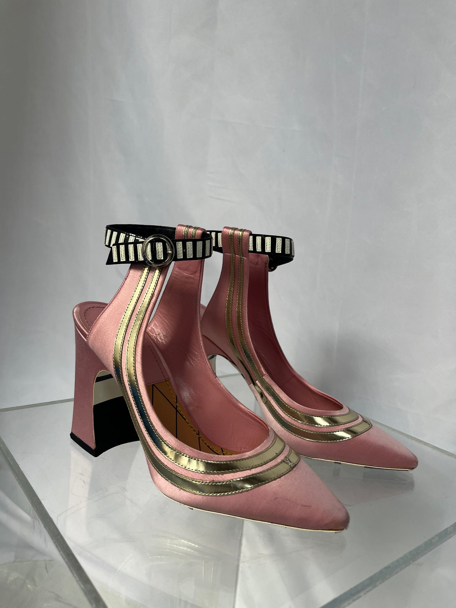 Louis vuitton pink satin pump